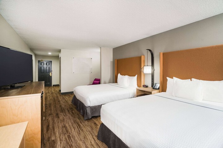 2 Queen Beds Accessible (5 of 12)