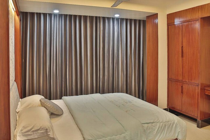 Room 4 of 32