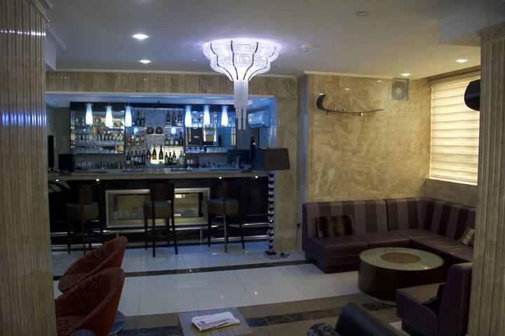 Lounge 35 of 44