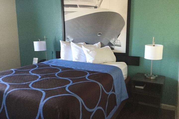 1 Queen Bed (12 of 18)