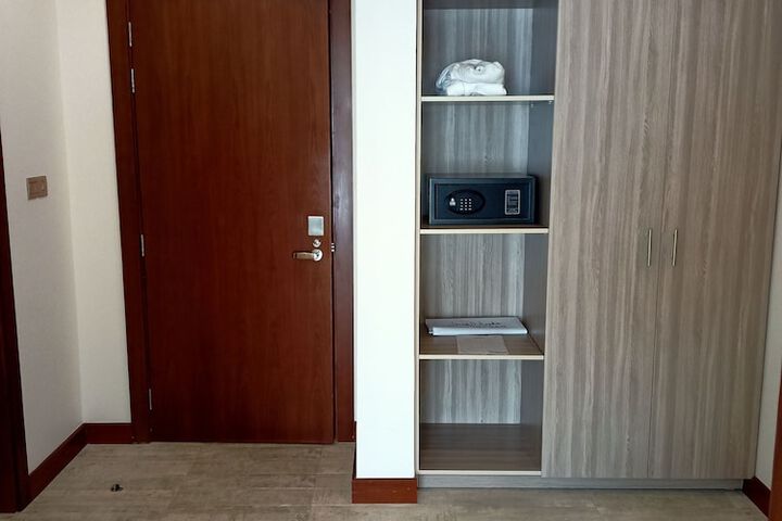 Room 13 of 76