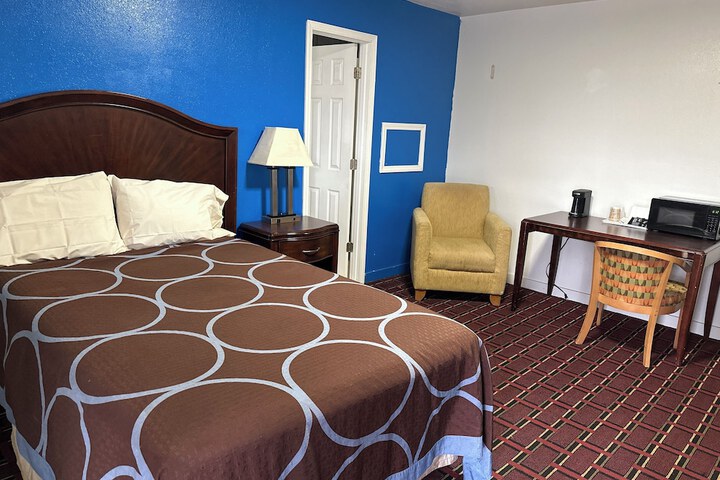 1 Queen Bed (13 of 13)