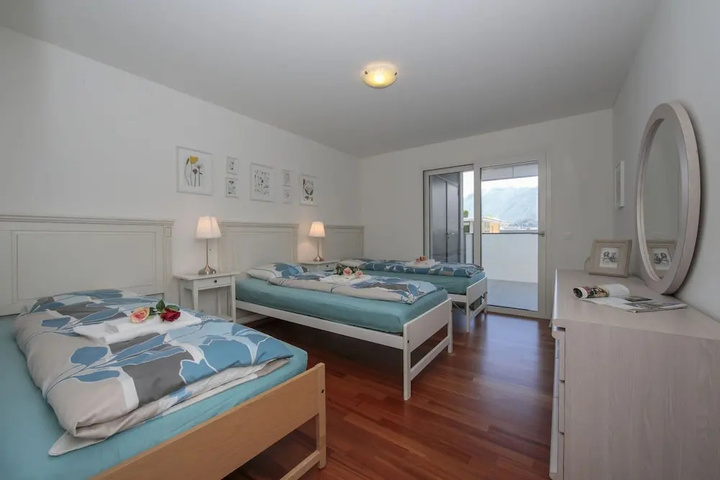 Room 4 of 13
