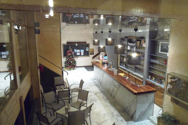 Lounge 44 of 52