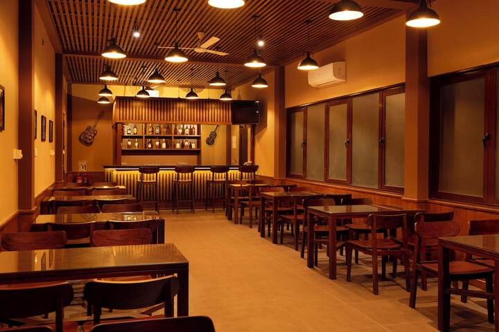 Dining 18 of 25
