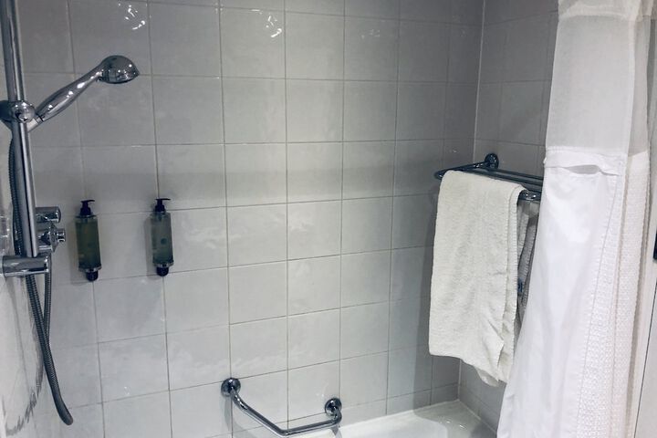 Room 43 of 210