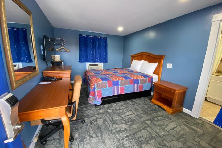 1 Queen Bed (2 of 5)