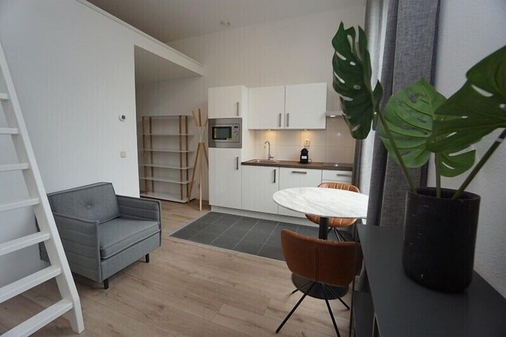 Room 5 of 9