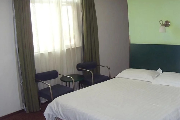 Room 5 of 9