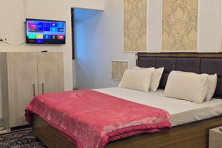Room 8 of 75