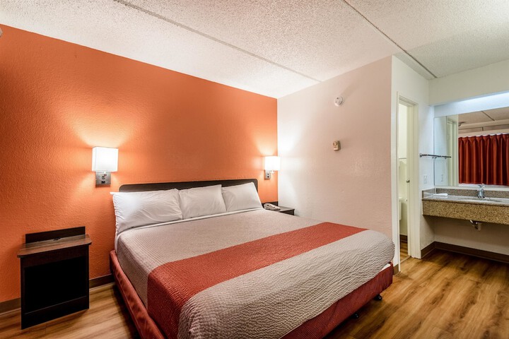 1 King Bed (6 of 10)