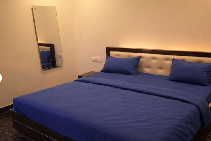 Room 4 of 16