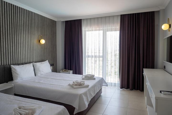 Room 4 of 37