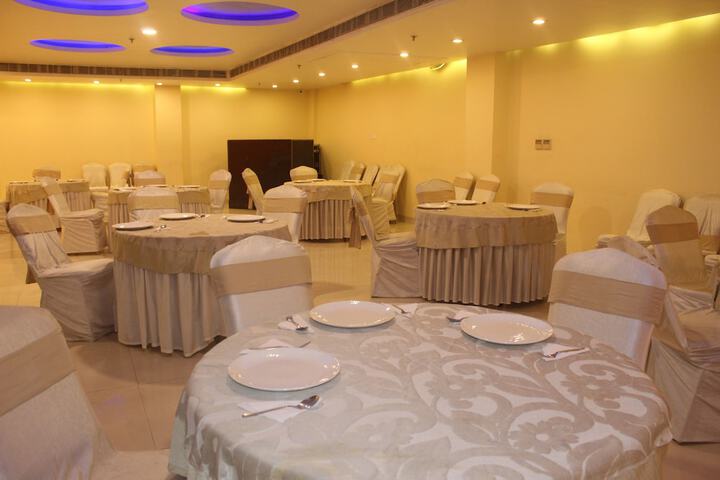 Ballroom/Hall 17 of 19