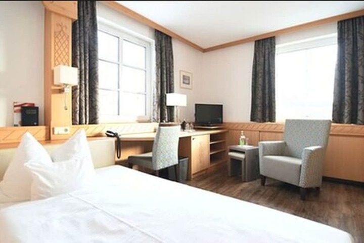 Room 8 of 42