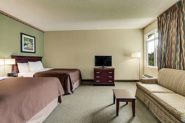Suite Queen Bed (1 of 6)
