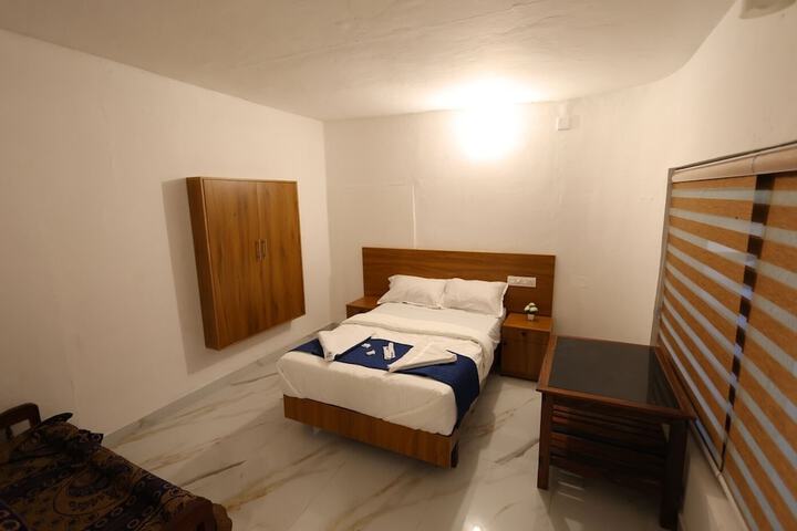 Room 5 of 103