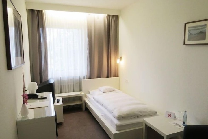 Room 9 of 40