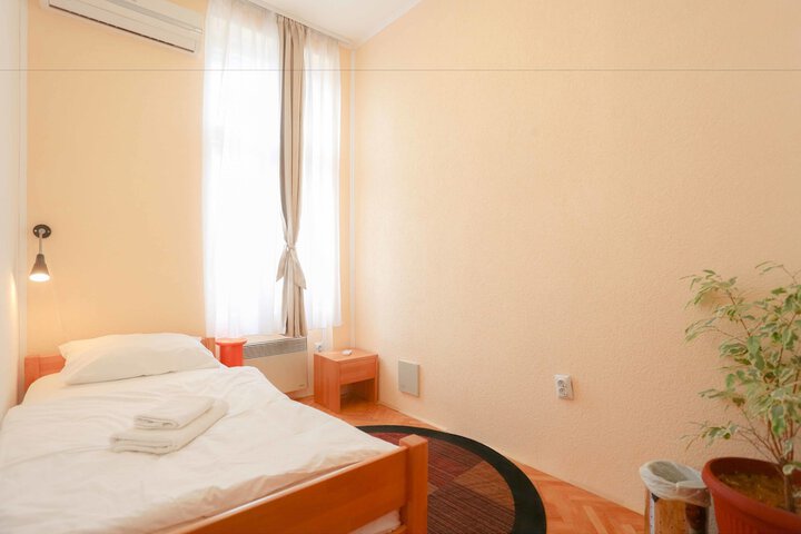 Room 16 of 40
