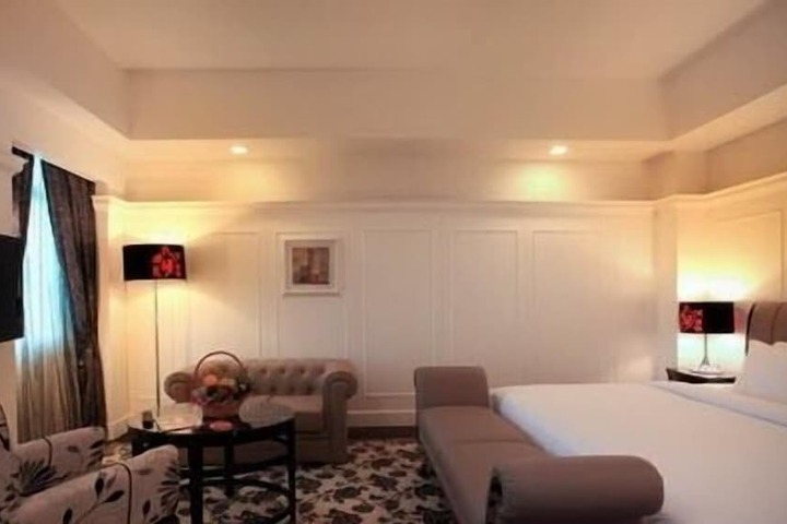 Room 11 of 36