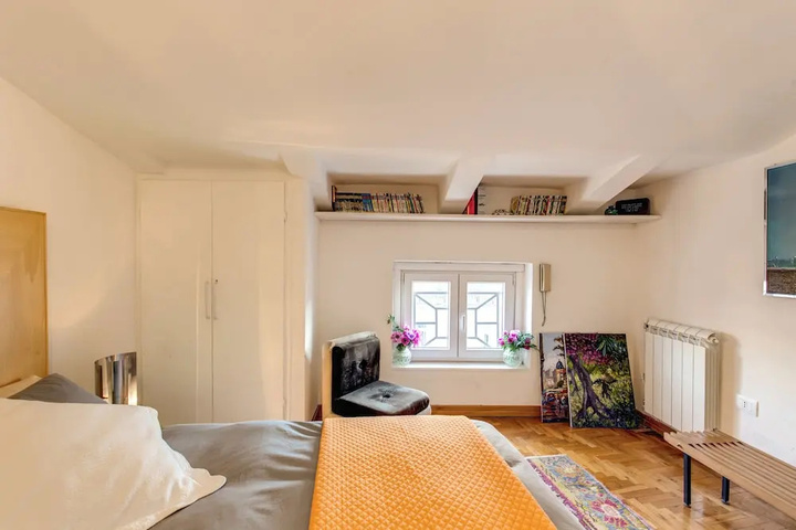 Room 4 of 16
