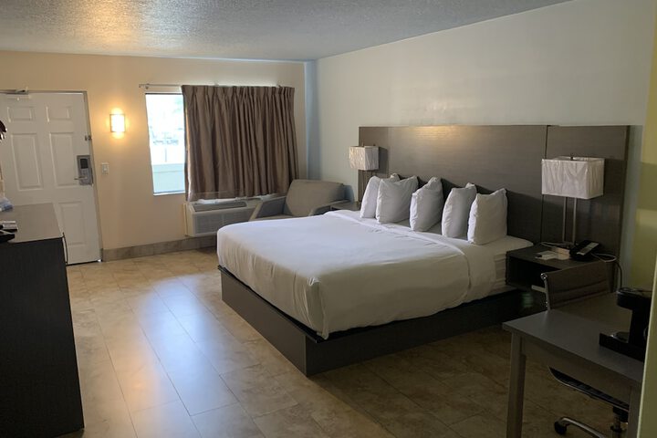 Deluxe Room 1 King Bed Accessible (13 of 22)