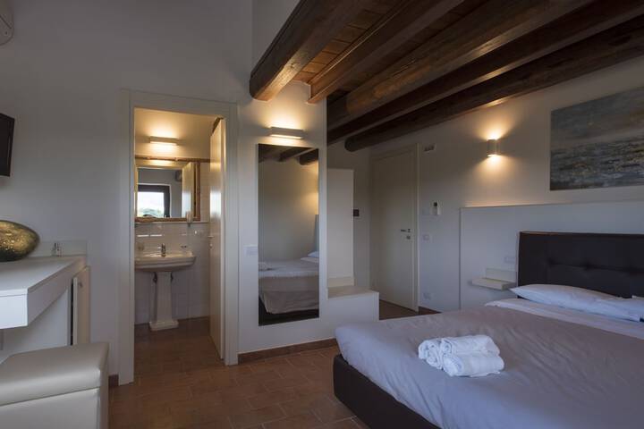 Room 8 of 95