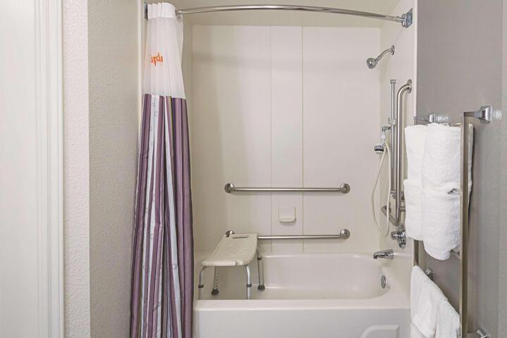 2 Double Beds Mobility Hearing Accessible Room Roll in Shower (9 of 15)