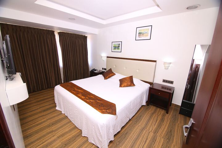 Room 9 of 82