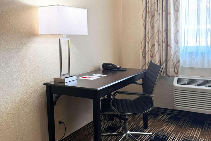 Business King Bed (3 of 8)