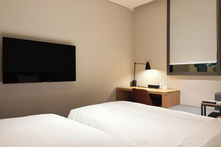 Room 17 of 100
