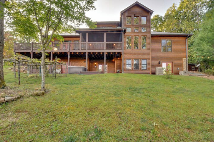 Ellijay Cabin Rental w / Hot Tub + Mountain Views!