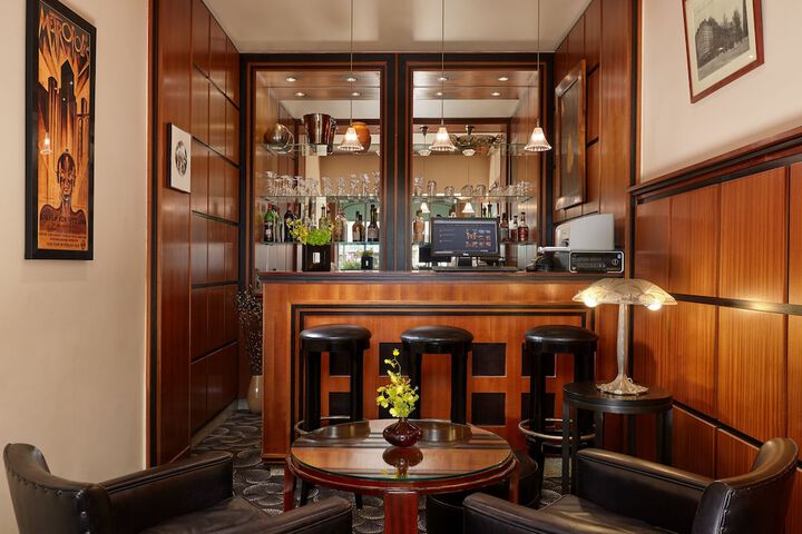 Lounge 41 of 53