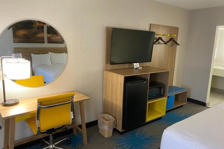 2 Queen Beds (1 of 15)