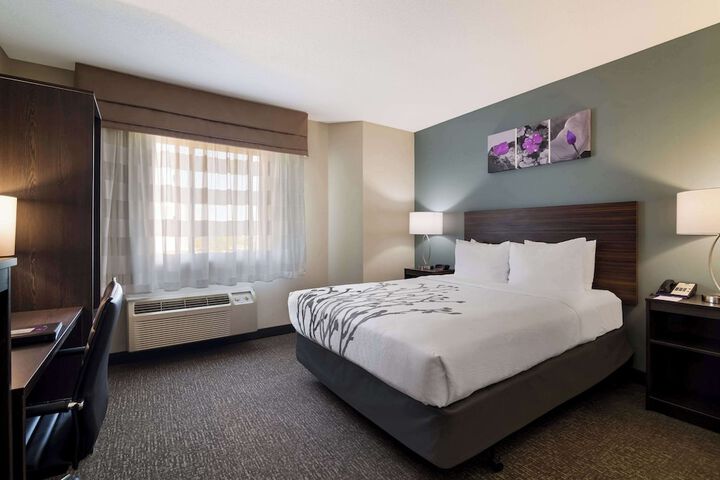 1 Queen Bed (13 of 13)