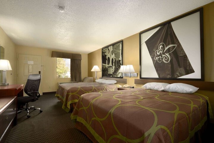 2 Queen Beds (2 of 2)