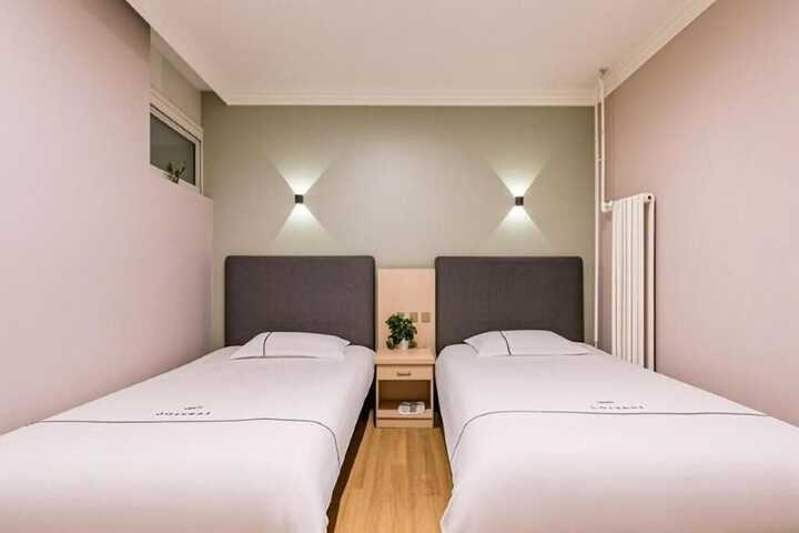Room 8 of 34