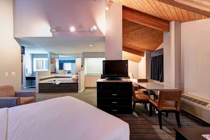 1 King Bed Desk Microwave and Refrigerator High Speed Internet Accessible Coffee Maker, Hairdryer Full Breakfast (4 of 18)