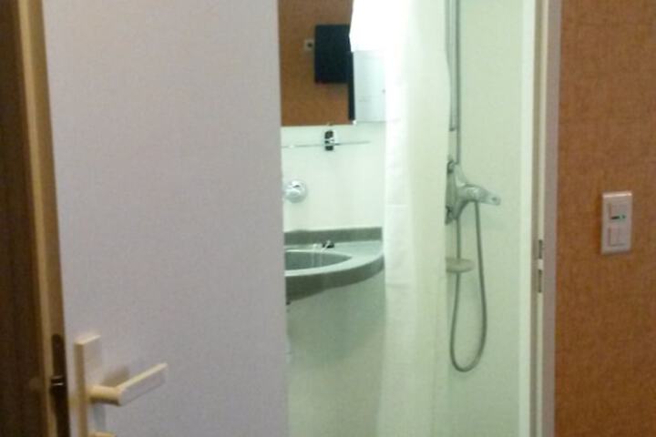 Room 30 of 87