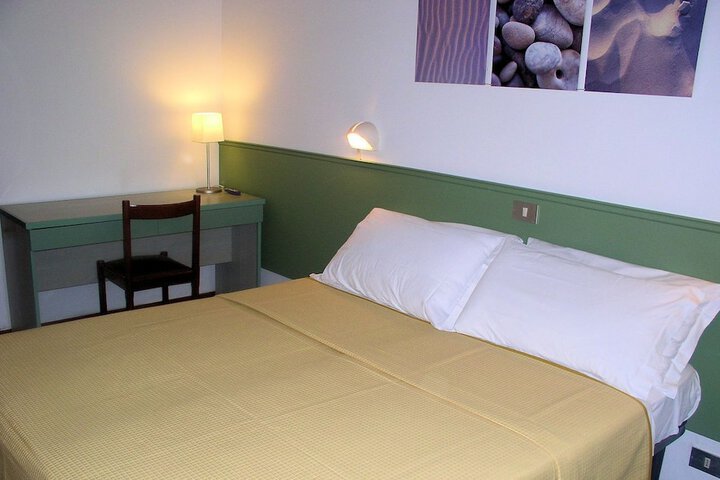Room 6 of 15