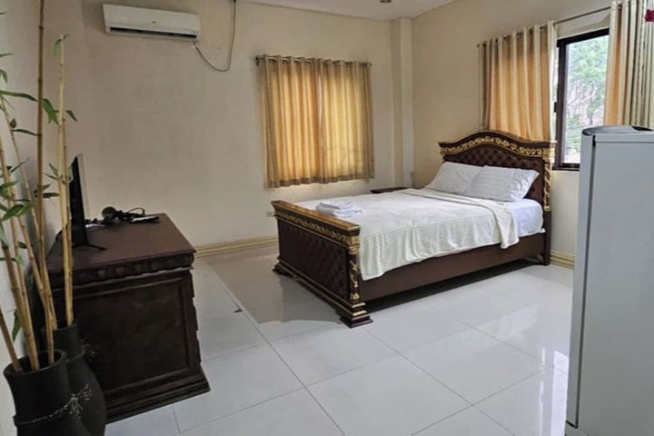 Room 18 of 28