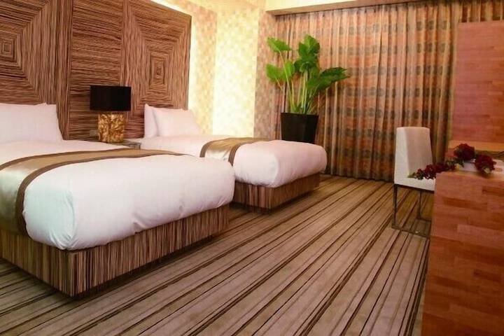 Room 8 of 48