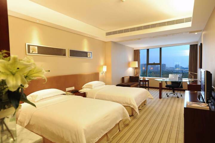 Room 4 of 8