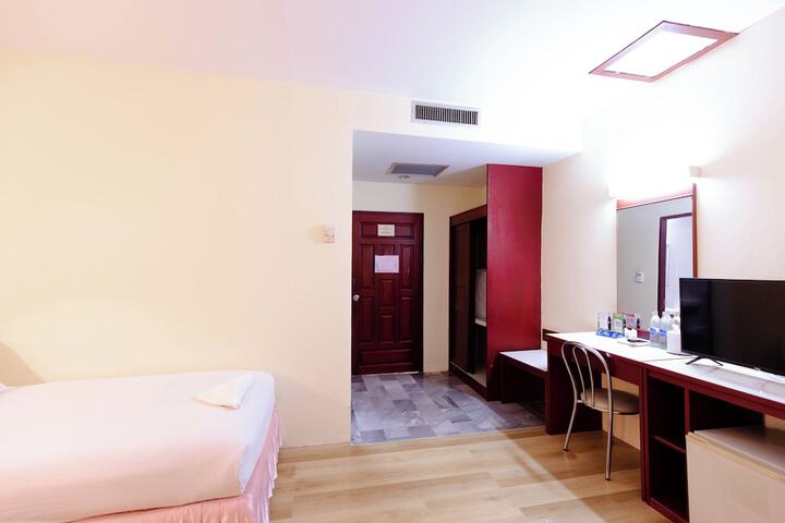 Room 6 of 25