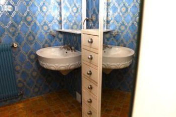Room 6 of 33