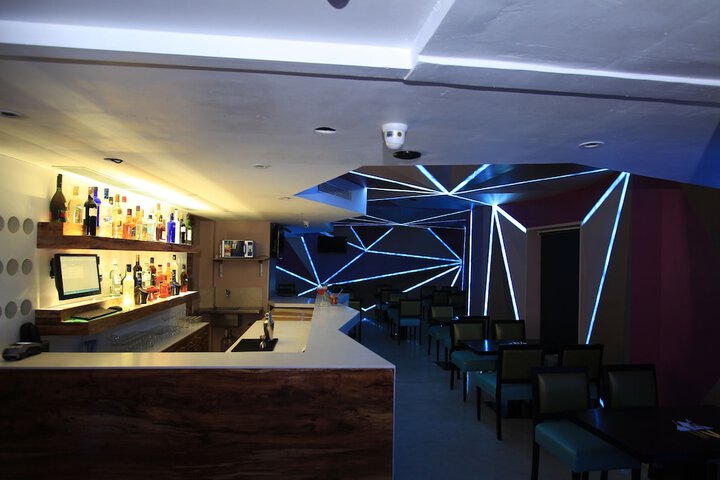 Lounge 63 of 83