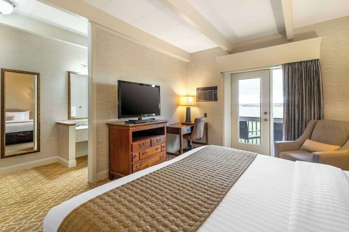 Business Queen Bed (4 of 9)