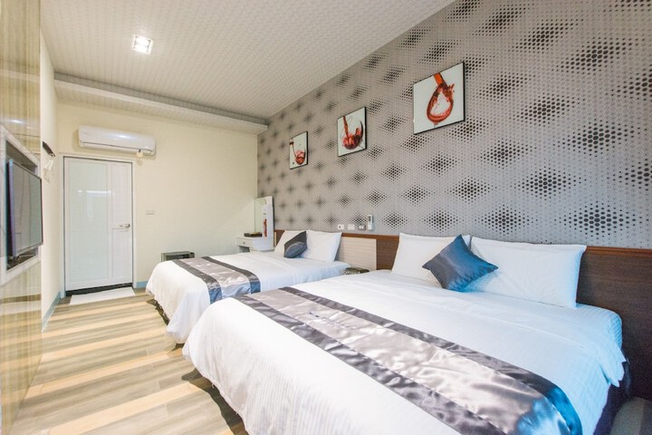 Room 12 of 110
