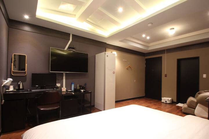Room 27 of 84