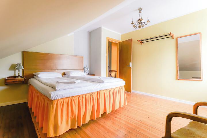 Room 12 of 30